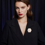 Luxusní brož ve tvaru kamélie s perlovým lemováním, Zlatá