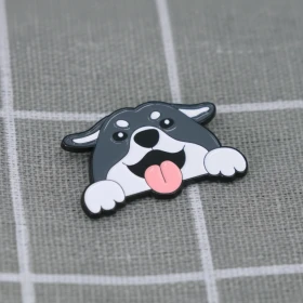 Pinarna.cz Bílošedý pejsek s vyplazeným jazykem