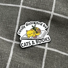 Pinarna.cz Spící kočka na knížce - Easily distracted by cats & books / Snadno se nechám rozptýlit kočkami & knihami