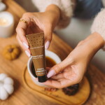 SKANDINAVISK Krém na ruce HYGGE (útulno) 30 ml, hnědá barva, kov