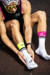 Kompresní běžecké ponožky Compressport Mid Compression Socks V2.0 White/Safe Yellow/Neo Pink Velikost: EU