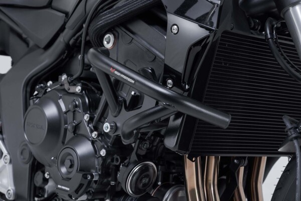 Nárazová lišta\r\n\r\nPadací rámy jsou vyrobeny z ocelových trubek o průměru 27 mm a mají práškový lak odolný proti povětrnostní