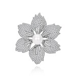 Brož ve tvaru květu Lysandra - bílá perla, zirkony, Stříbrná Bílá
