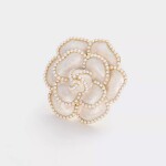 Luxusní brož ve tvaru kamélie s perlovým lemováním, Zlatá