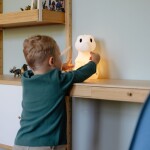 Mr Maria Stmívatelná LED lampička Rena First Light, bílá barva, plast