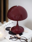 Louis Poulsen Přenosná lampa Panthella 160 V3 Opaque Burgundy, červená barva