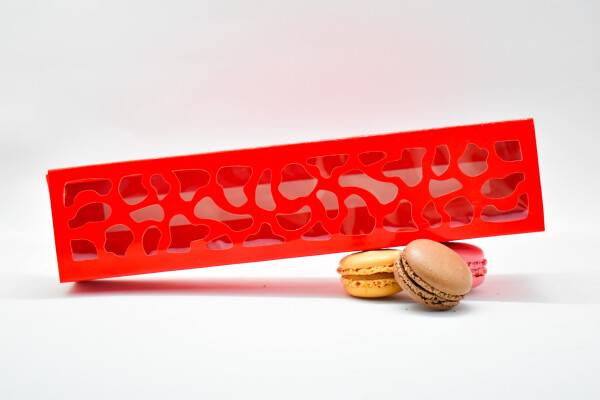 Cake star Krabička na makronky červená se vzorovým okénkem 25,8x6x4cm (na 10 kusů)