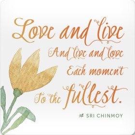 Korkový podtácek s citátem "Love and live and Live and Love Each moment To the Fullest" - Sri Chinmoy