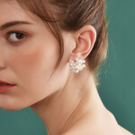 Náušnice s perlami ve výrazném květinovém designu, Stříbrná Bílá