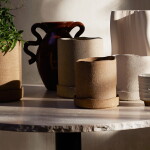 Ferm Living Květináč s podmiskou Uneru Recycled Ceramic 13 cm, hnědá barva, keramika