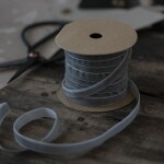 Ib Laursen Sametová stuha na špulce Grey – 10 m, šedá barva, textil