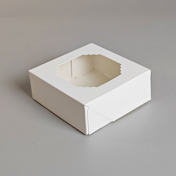 Cake star krabička bílá s okénkem nízka 9x9x3,5cm