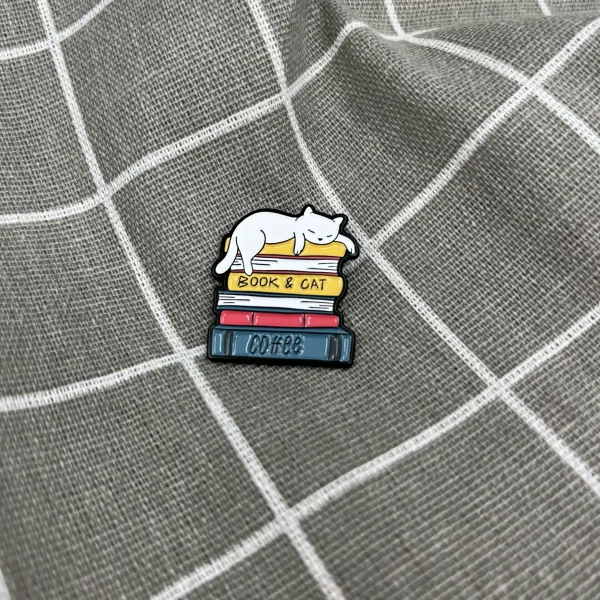 Pinarna.cz Kočička ležící na stohu knih - book & cat, coffee / kniha & kočka, kafe