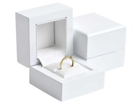 LUNICA Dřevěná dárková krabička na prsten 0592