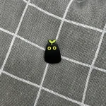 Pinarna.cz Černá kočička se zelenou rostlinkou