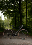 Rock Machine Lukk CR 80, model 2025, rám 19" (M), barva Gloss Metallic Black - ZDARMA dopravné, odborná montáž, seřízení a dárkový poukaz na nákup příslušenství! (Záruka nejlepší ceny! Nakupujte u autorizovaného prodejce!)