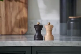 ColeMason Hoxton Mlýnek na sůl - čokoládová barva / výška 10,4 cm / bukové dřevo / keramický mlecí mechanismus (H233054)