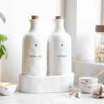 Bastion Collections Nádoba VINEGAR natural shape 700ml - Bastion Collections Keramická lahev na ocet Heart Black 700 ml, bílá barva, keramika