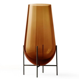 Audo Copenhagen Váza Échasse Amber/Bronzed Brass 28 cm, oranžová barva, sklo, kov