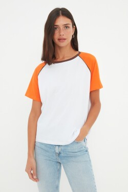 Trendyol oranžové 100% bavlněné tričko s barevným blokem, pohodlným střihem, základním raglánovým rukávem a kulatým výstřihem.