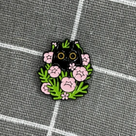 Pinarna.cz Černá kočka schovaná v pivoňkách