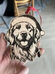 Vánoční baňka psa se Santa čepicí Plemeno: Jezevčík