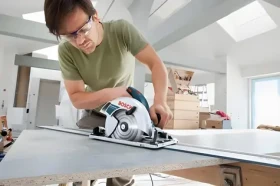 BOSCH GKS 65 GCE Professional modrá / Okružní pila / 1800W / Průměr 190 mm / 4700 ot/min / Hloubka řezu 65 mm (0615990M93)