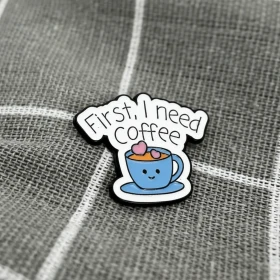 Pinarna.cz Modrý hrníček se srdíčky - First, I need coffee / Nejdřív potřebuji kávu