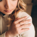 LUNICA Stříbrný zásnubní prstýnek GOLD Velikost prstenu: 5 (EU: 49-50) 0524_5