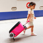 Micro Luggage Junior Patch & Play modrá - dětské zavazadlo a koloběžka v jednom!