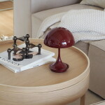 Louis Poulsen Přenosná lampa Panthella 160 V3 Opaque Burgundy, červená barva