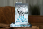 Pod bledou oblohou - Philip Fracassi