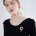 Perlová brož ve tvaru věnce Yvonne - sladkovodní perly, Zlatá Bílá