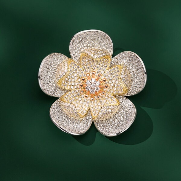 Luxusní brož ve tvaru zářivého květu se zirkony Manon, Zlatá
