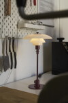 Louis Poulsen Stolní lampa PH 2/1 Glossy Burgundy, červená barva, kov, plast