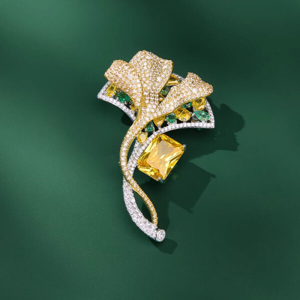 Brož ve tvaru listu jinanu s krytalem v barvě slunce, Zlatá