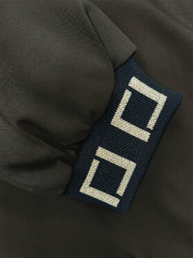 Krátká bunda army barvě ozdobnými stahovacími lemy (16M9083-136) odcienie zieleni