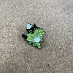 Pinarna.cz Černá kočička schovaná v zelených kytičkách