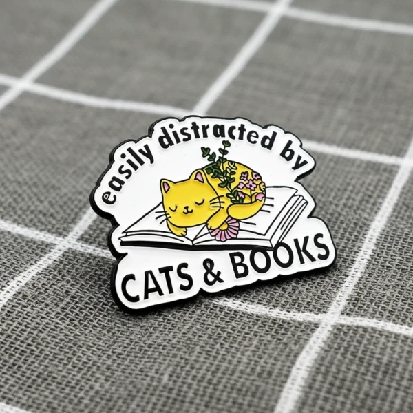 Pinarna.cz Spící kočka na knížce - Easily distracted by cats & books / Snadno se nechám rozptýlit kočkami & knihami