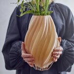 Bloomingville Exkluzivní set: váza Kanji Nature 30 cm + aranžovací kroužek Hanataba, béžová barva, sklo