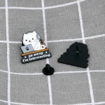 Pinarna.cz Bílá kočka u počítače - Go away I´m introverting / Jdi pryč, mám svůj introvertní čas