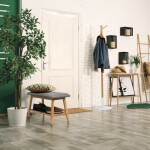 Věšák dřevěný stojanový, masiv bambus, bílá barva + přírodní odstín