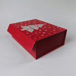 Cake star Elegantní dárková krabice červená s magnetem a stuhou 28x21x9,5cm