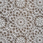 DumDekorace Dekorativní vyšívaný voálový běhoun - bílý Délka: 85 cm | Šířka: 85 cm