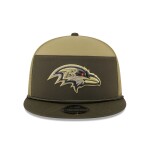 New Era Pánská kšiltovka Baltimore Ravens NFL 2025 Salute to Service 9FIFTY Split Panel Trucker Snapback