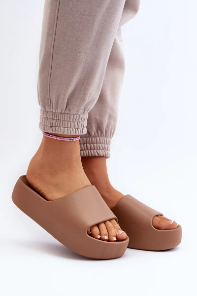 Dámské pantofle se silnou podrážkou, hnědé Oreithano Velikost: 37