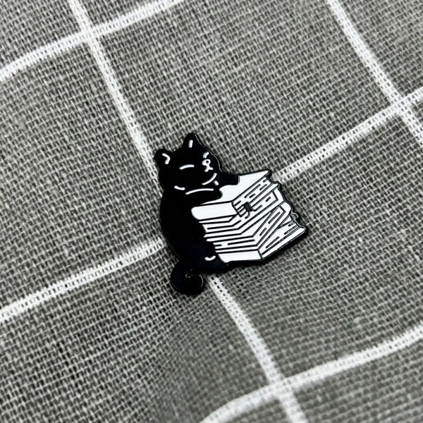 Pinarna.cz Černá kočička se stohem knih