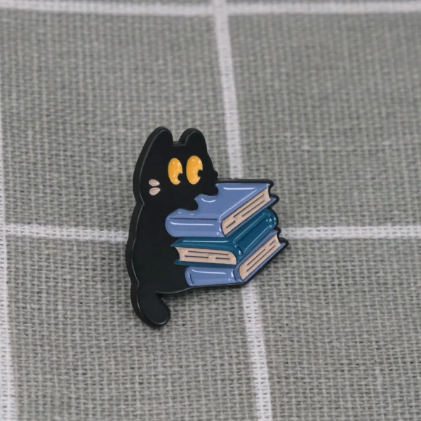 Pinarna.cz Černá kočka se stohem knih