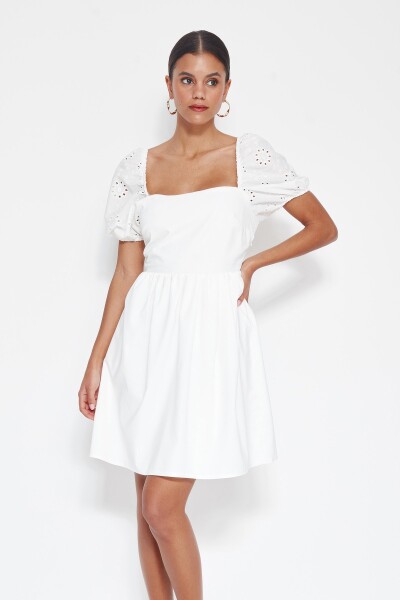Trendyol bílé mini šaty s výstřihem kolem krku/bruslařky s tkanou bavlněnou podšívkou a detailem zad brode