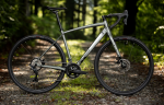 Rock Machine Lukk 40, rám 19" (M), model 2025, barva Gloss Granite Green - ZDARMA dopravné, odborná montáž, seřízení a dárkový poukaz na nákup příslušenství! (Záruka nejlepší ceny! Nakupujte u autorizovaného prodejce!)